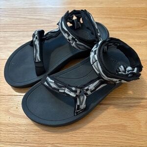 Kids Teva hurricane sandals size 2